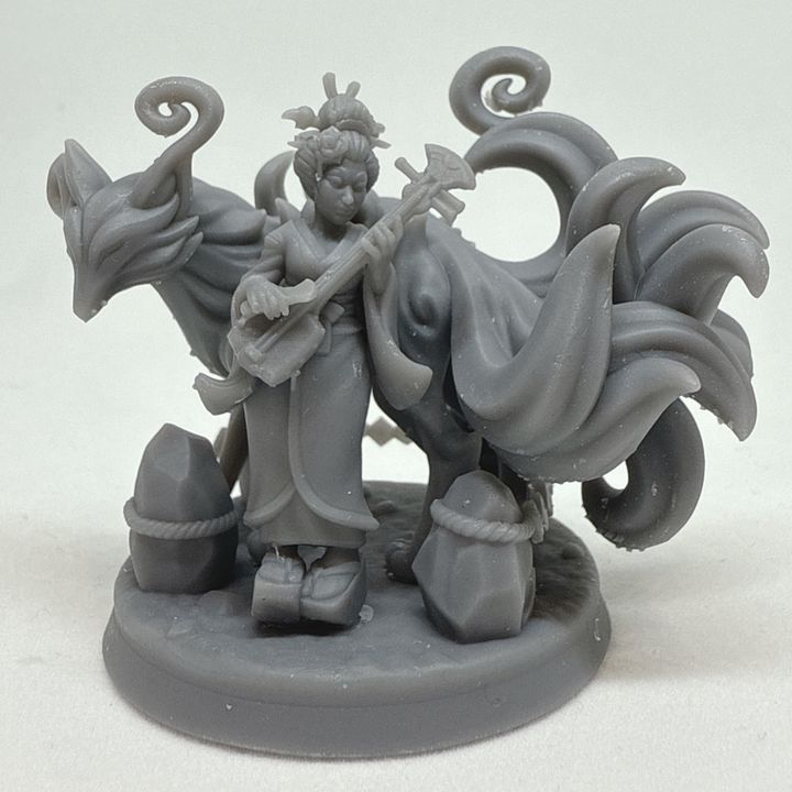 Music geisha with spirit 9 tail fox by Menagerie Miniature