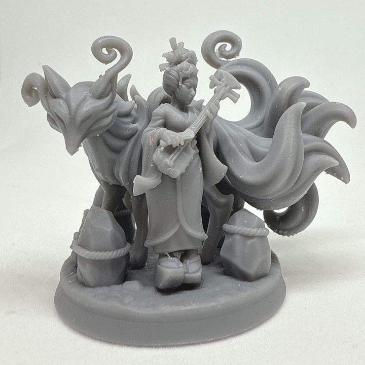 Music geisha with spirit 9 tail fox by Menagerie Miniature