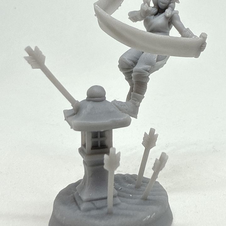 Female kunoich with spells by Menagerie Miniature
