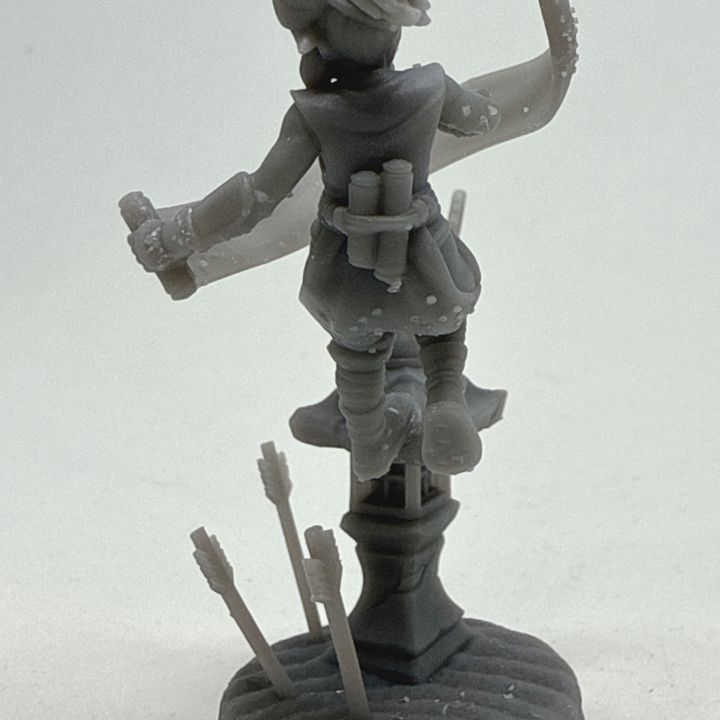Female kunoich with spells by Menagerie Miniature