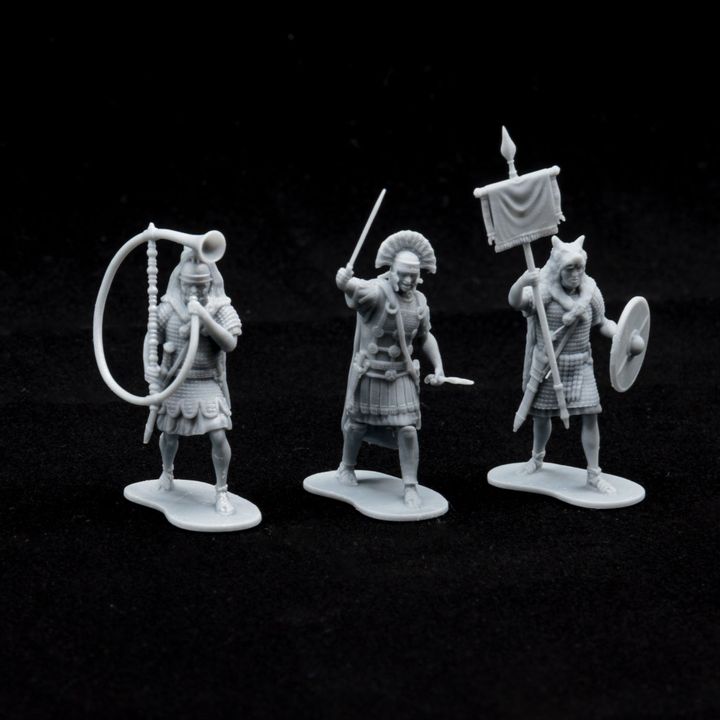 Roman Legion Command. Centurion, Cornu, Standard by Gadgetworks Miniatures.