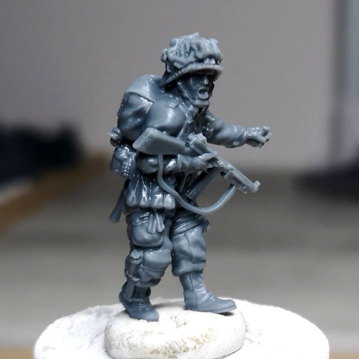 WW2 28mm US Paratrooper Officer/NCO SMG and Grenade by Colonel Muller