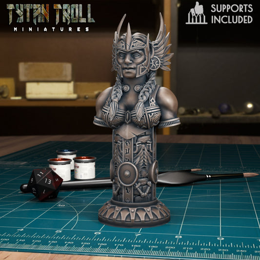 Dwarf Chess Queen by Tytan Troll Miniatures